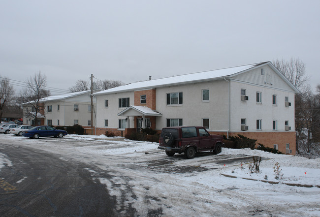 Queens Lane Apartments in Anoka, MN - Foto de edificio - Building Photo