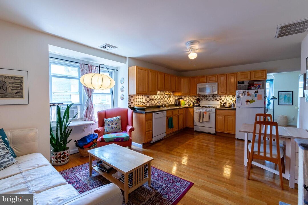 4813 Walton Ave-Unit -UNIT 3 in Philadelphia, PA - Foto de edificio