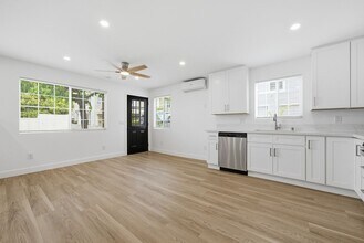 520 Poinsettia Ave in Newport Beach, CA - Building Photo - Building Photo