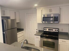18 Walden Dr in Natick, MA - Building Photo - Building Photo