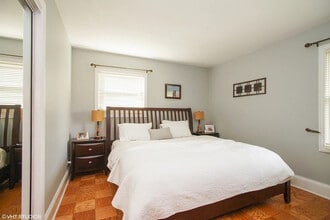 944 Victoria Ln in Elk Grove Village, IL - Building Photo - Building Photo