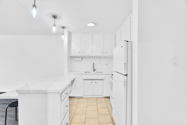 320 S Gramercy Pl, Unit 302 in Los Angeles, CA - Building Photo - Building Photo
