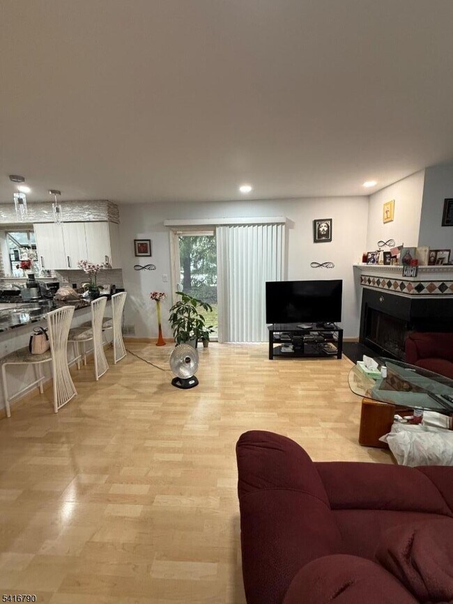 195 Matlook Pl in Franklin Township, NJ - Building Photo - Building Photo