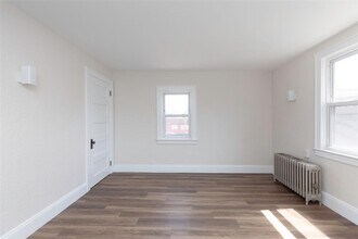 74 Grace Church St, Unit 2 in Port Chester, NY - Foto de edificio - Building Photo
