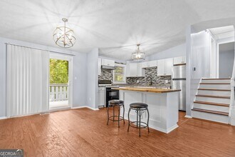 5136 Rock Glen Dr in Stone Mountain, GA - Building Photo - Building Photo