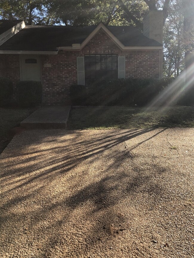 property at 1095 Rockbrook Ct