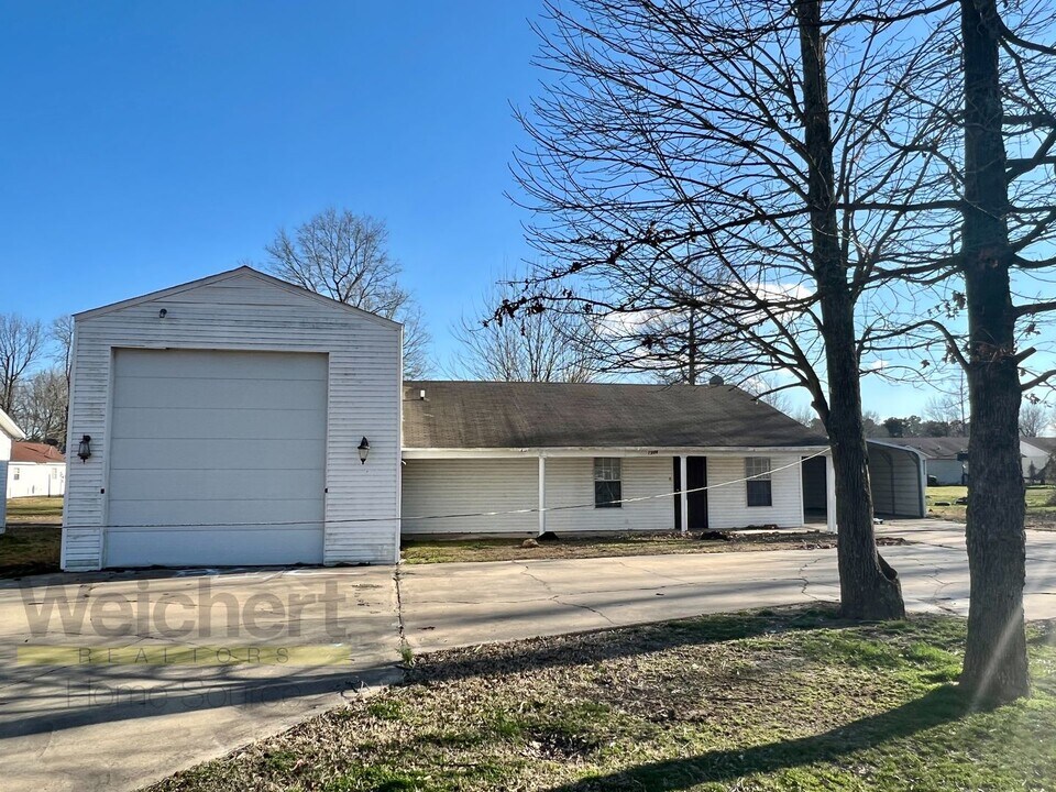 1306 Barton Ln in Paragould, AR - Building Photo