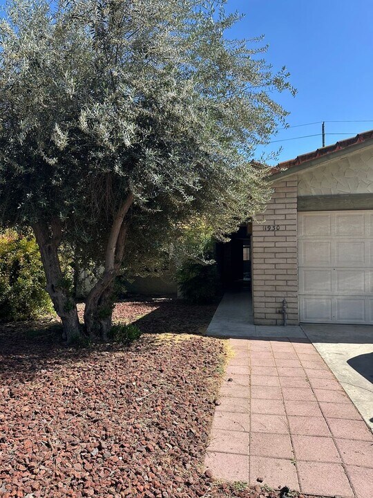 1930 S Royal Oaks Dr in Visalia, CA - Building Photo