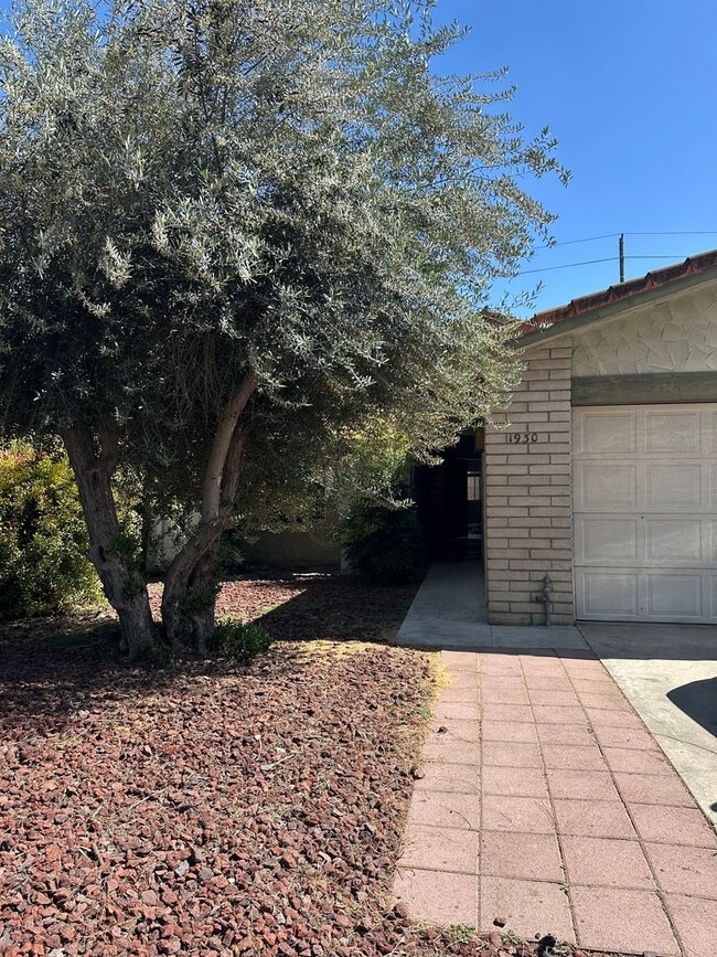 1930 S Royal Oaks Dr