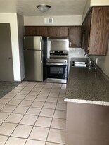 205 E Dunklin St in Jefferson City, MO - Building Photo