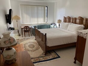 310 Tahiti Way, Unit 319 in Marina Del Rey, CA - Building Photo - Building Photo