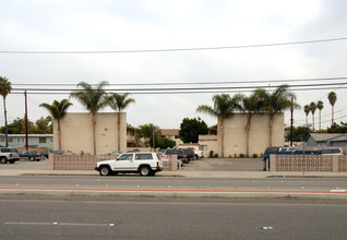 9315 Artesia Blvd in Bellflower, CA - Foto de edificio - Building Photo