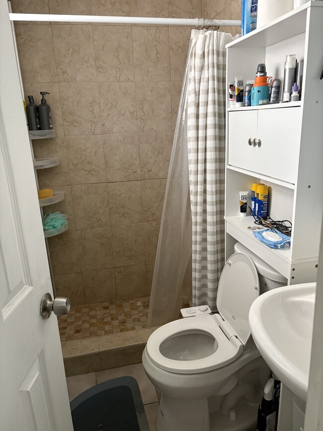 2238 Monroe St, Unit 307 in Hollywood, FL - Foto de edificio - Building Photo