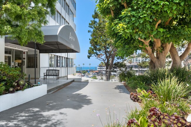 17368 W Sunset Blvd, Unit 401 in Pacific Palisades, CA - Foto de edificio - Building Photo