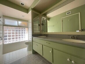7 Cypress Tree Ln in Irvine, CA - Building Photo - Building Photo