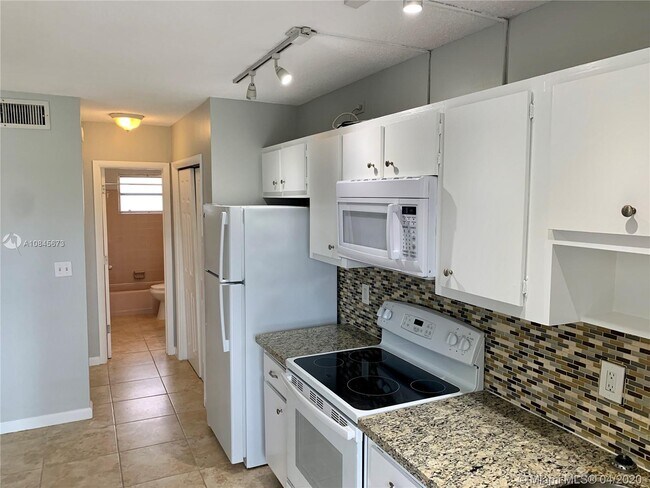 604 NE 29th Dr-Unit -G in Wilton Manors, FL - Building Photo - Building Photo