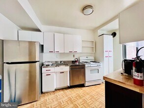 4200 Cathedral Ave NW in Washington, DC - Building Photo - Building Photo