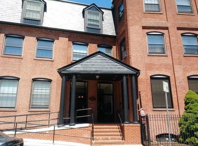 10 Weston Ave, Unit 104 in Quincy, MA - Foto de edificio - Building Photo