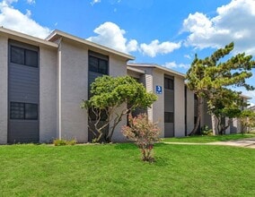 Devine Place Apartments in Devine, TX - Foto de edificio - Building Photo