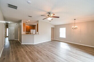 1440 Bitterberry Dr in Orange Park, FL - Foto de edificio - Building Photo