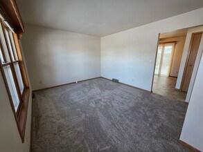 303 Thomas Dr in Port Washington, WI - Foto de edificio - Building Photo