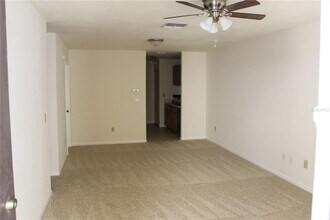 13608 S Village Dr in Tampa, FL - Building Photo - Building Photo