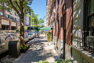 17 W 64th St in New York, NY - Building Photo - Building Photo