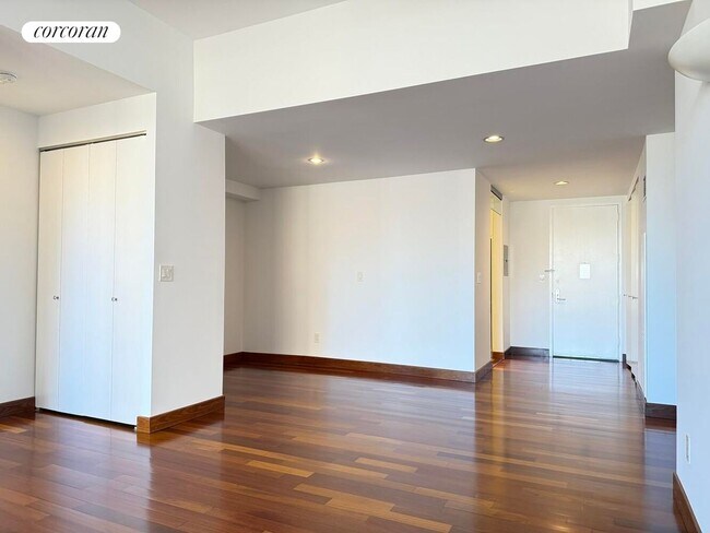 305 E 63rd St in New York, NY - Foto de edificio - Building Photo