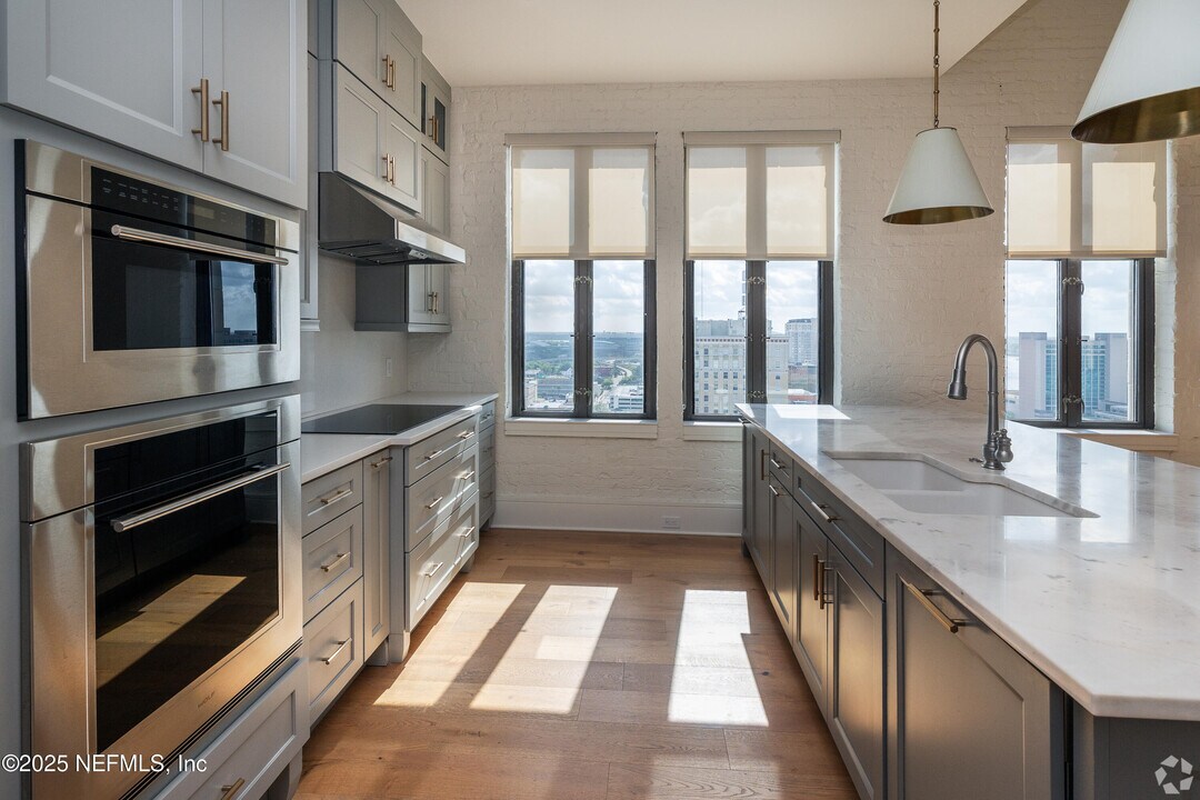 112 Adams St in Jacksonville, FL - Building Photo