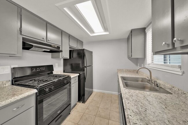 Heather Ridge Apartments in Redding, CA - Building Photo - Building Photo