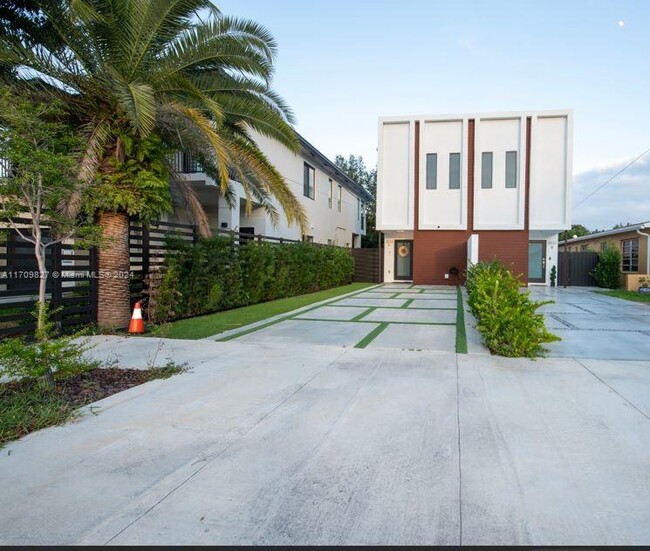 2033 SW 62nd Ave in Miami, FL - Building Photo - Building Photo