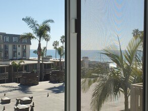 999 N Pacific St, Unit C202 in Oceanside, CA - Foto de edificio - Building Photo