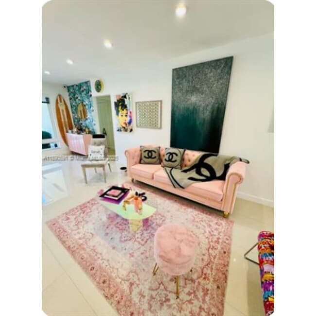 9240 Byron Ave in Surfside, FL - Foto de edificio - Building Photo