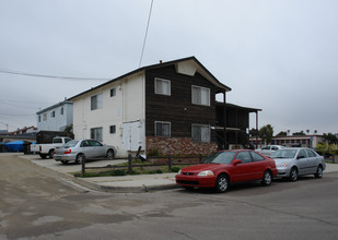 4006 Ingraham St in San Diego, CA - Building Photo - Building Photo