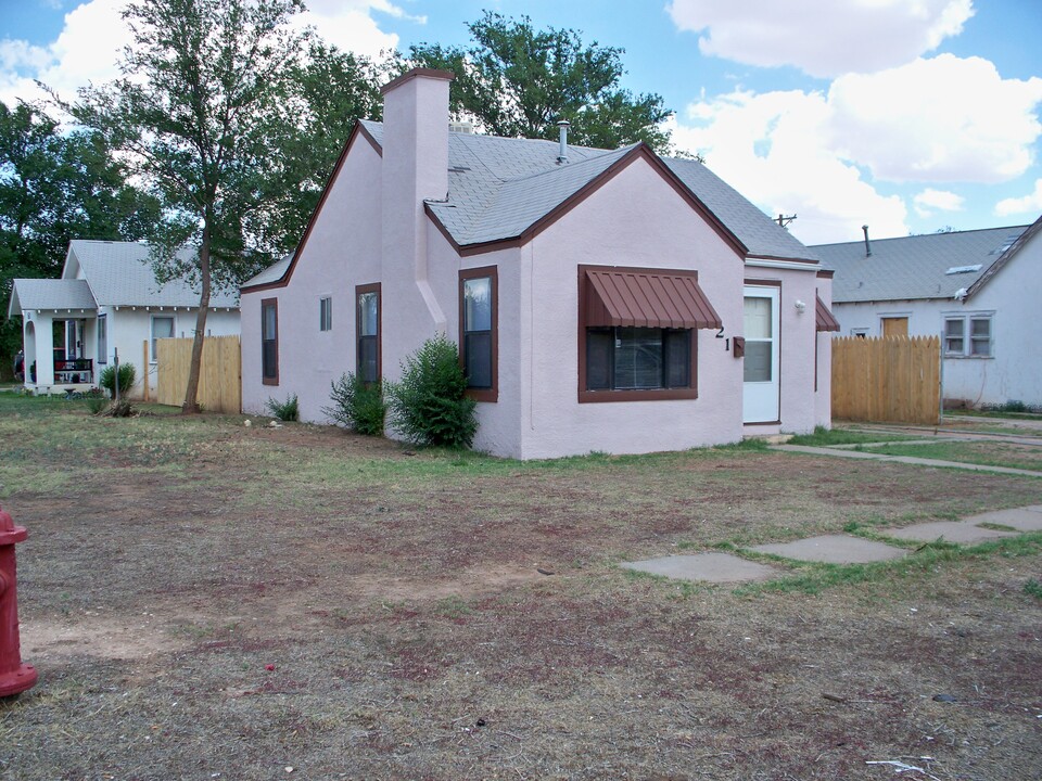 1021 Gidding St in Clovis, NM - Foto de edificio