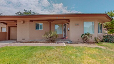 1405 Ridgecrest Dr SE in Albuquerque, NM - Building Photo - Building Photo