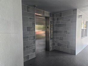 1201 SW 128th Terrace in Pembroke Pines, FL - Foto de edificio - Building Photo