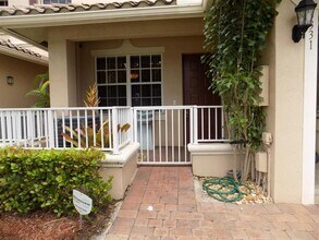 3331 Lakeside Dr in Davie, FL - Building Photo - Building Photo