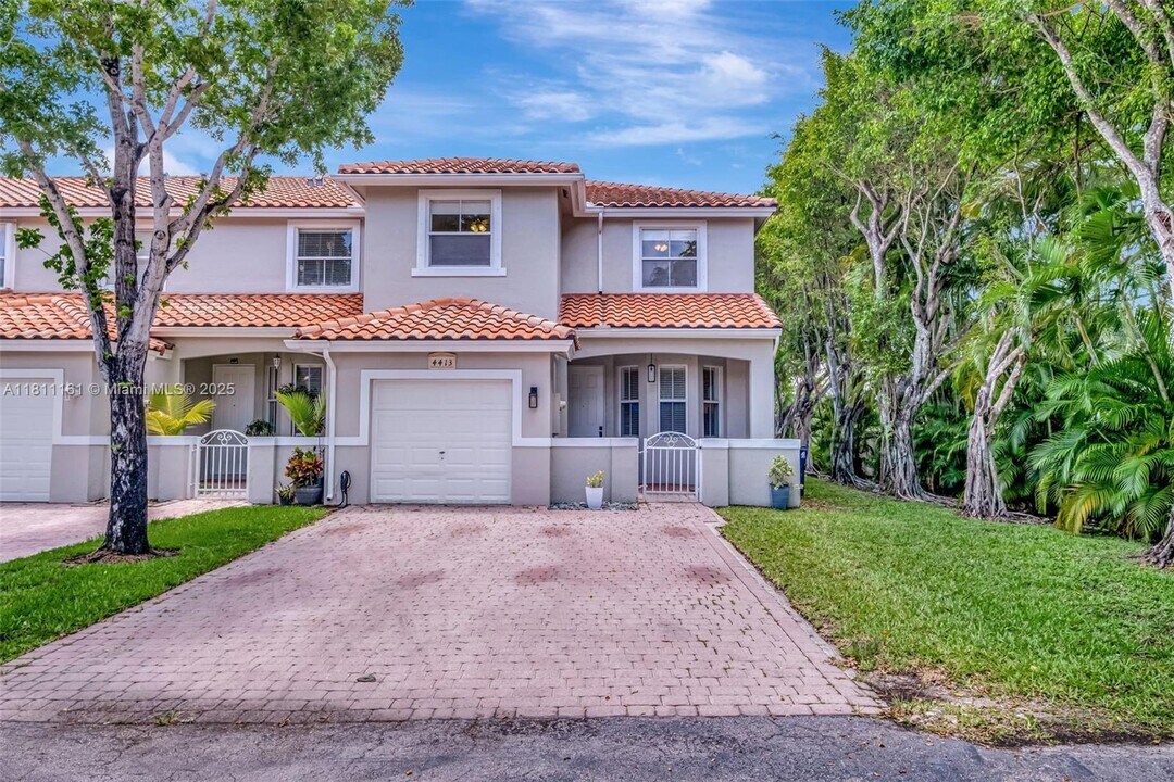 4413 NW 97th Pl in Doral, FL - Building Photo