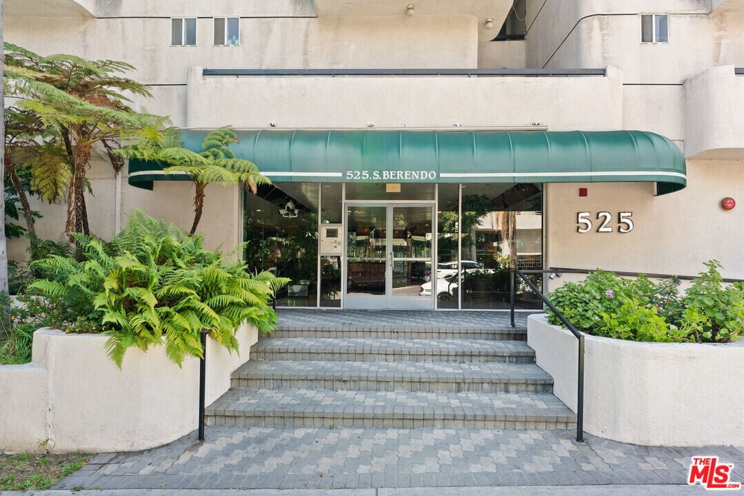 525 S Berendo St in Los Angeles, CA - Building Photo