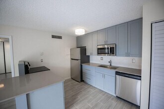 641 Executive Center Dr in West Palm Beach, FL - Building Photo - Building Photo