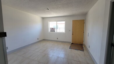 1945 Cindysue St in Las Vegas, NV - Foto de edificio - Building Photo