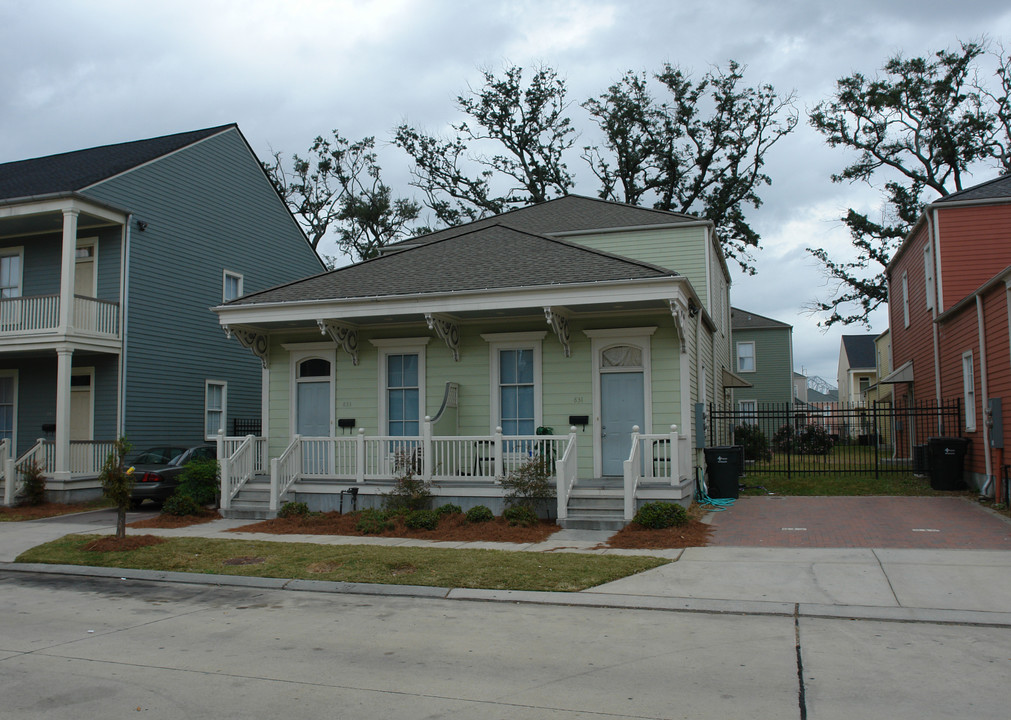 833 Adele Dr in New Orleans, LA - Foto de edificio