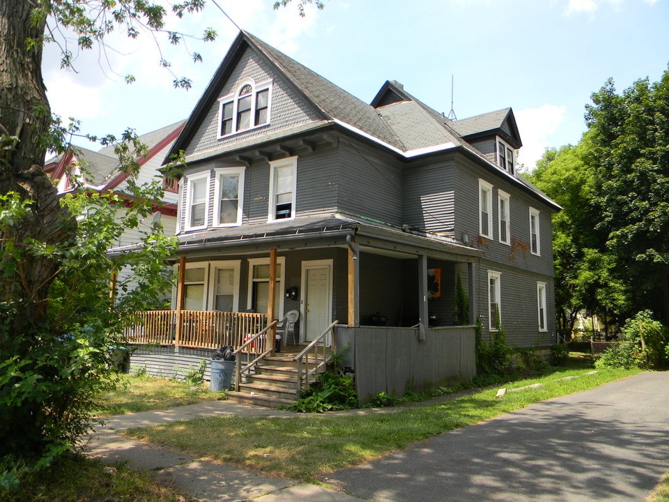 122 W Borden Ave in Syracuse, NY - Foto de edificio