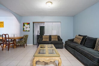 1062 SW 135th Pl, Unit Room 1 in Miami, FL - Foto de edificio - Building Photo