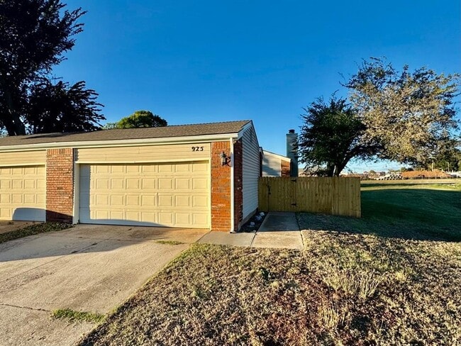 property at 925 Swan Lake Ct