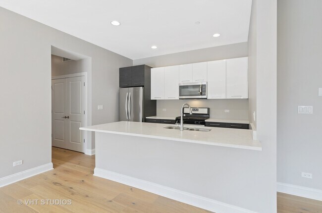 833 Laurel Ave-Unit -102 in Highland Park, IL - Foto de edificio - Building Photo