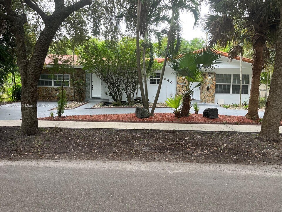 840 NE 182nd St in North Miami Beach, FL - Building Photo