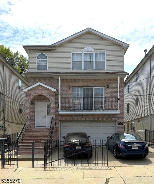 86 Hawthorne Ave