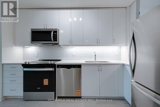 38 Annie Craig Dr in Toronto, ON - Building Photo - Building Photo